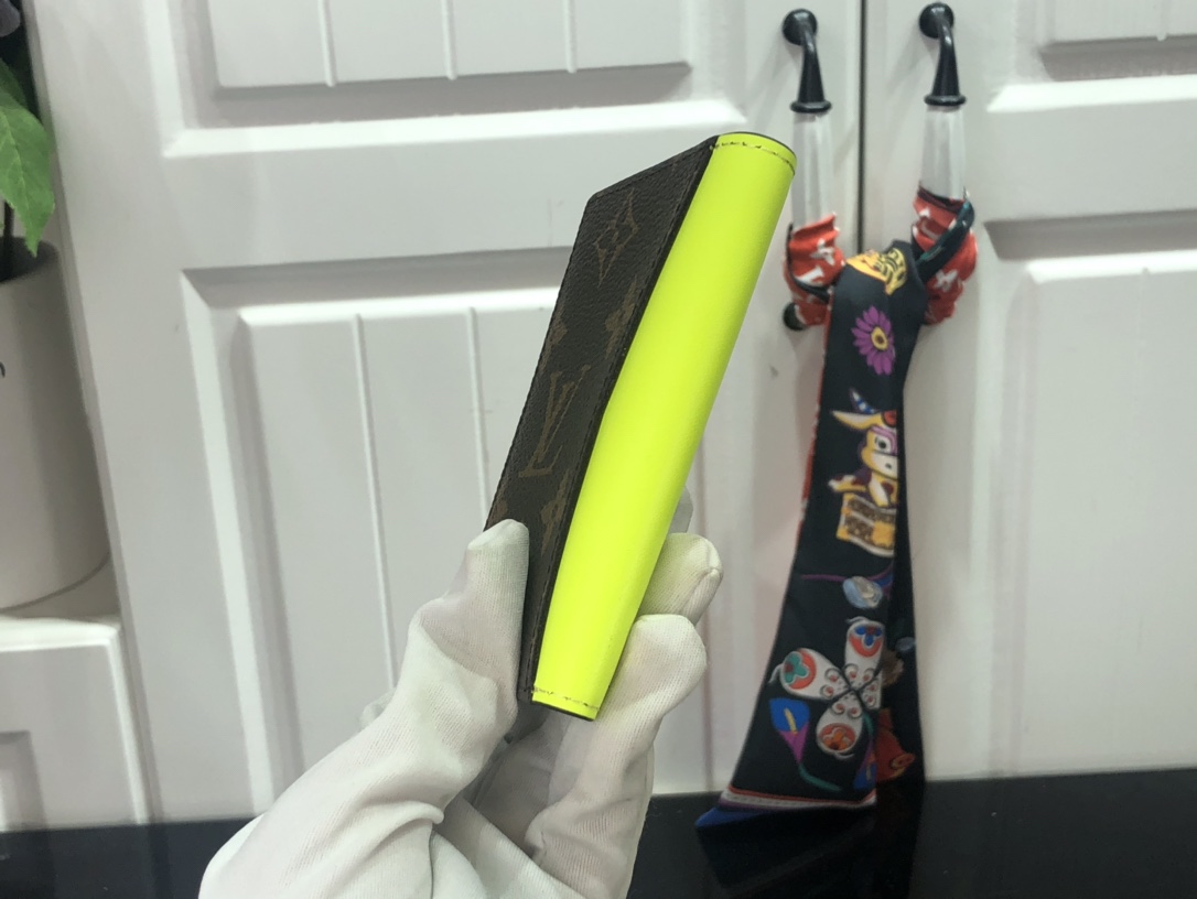 L*ouis V*uitton Bag Top Quality 8*11*1CM