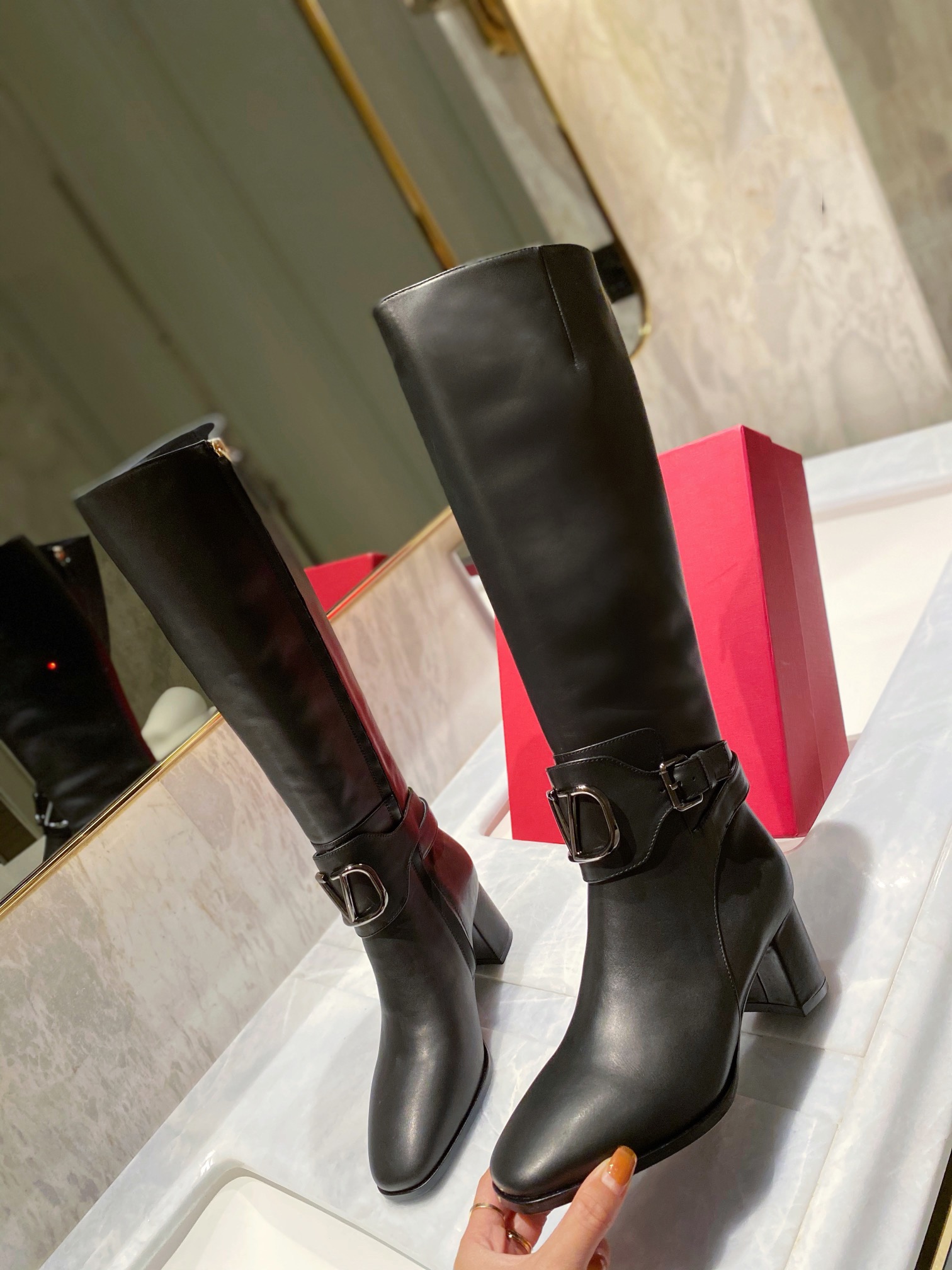 Women 𝑉*𝐴𝐿𝐸𝑁𝑇𝐼𝑁𝑂 Top Sneakers