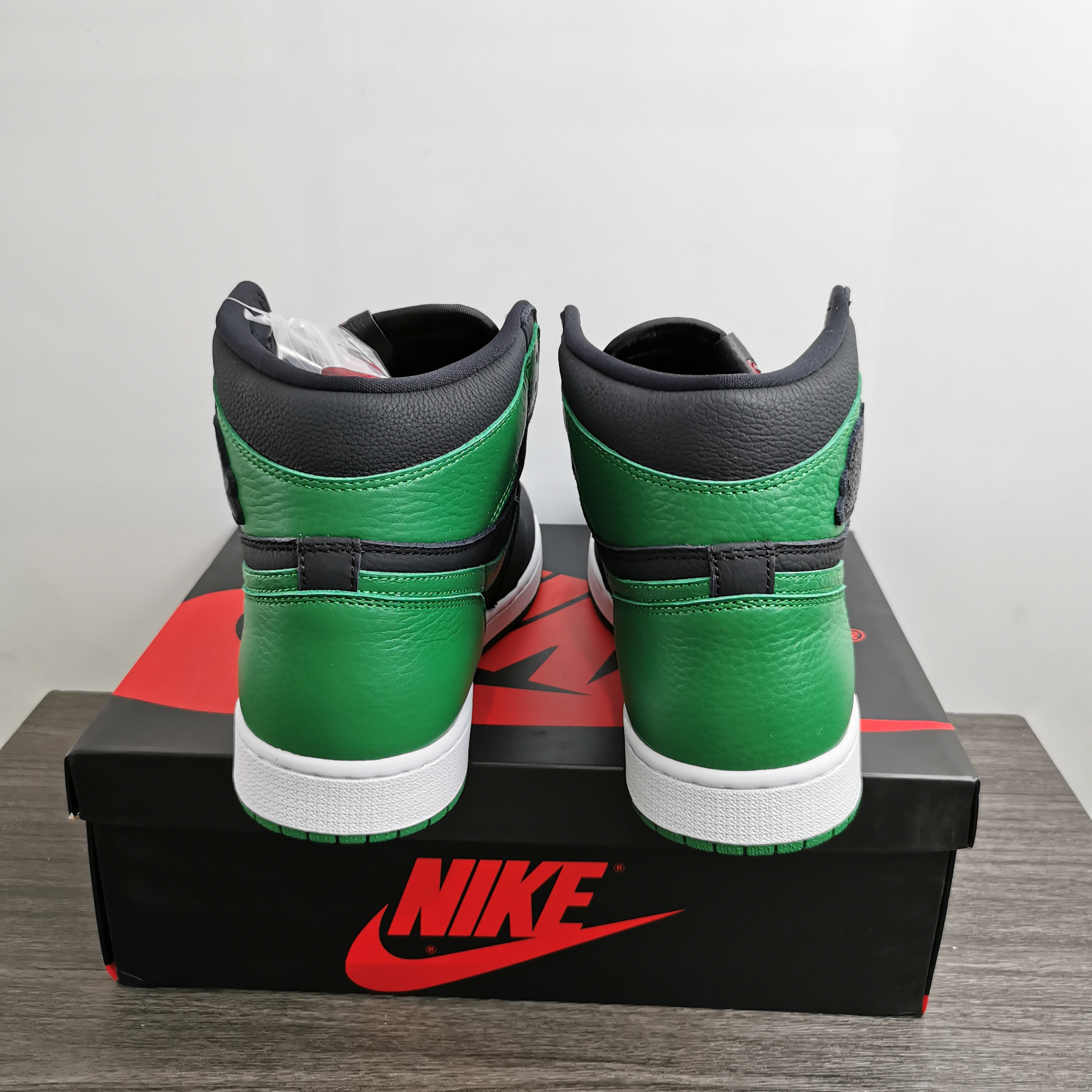 Air Jordan 1 Retro High OG Pine Green 555088-030