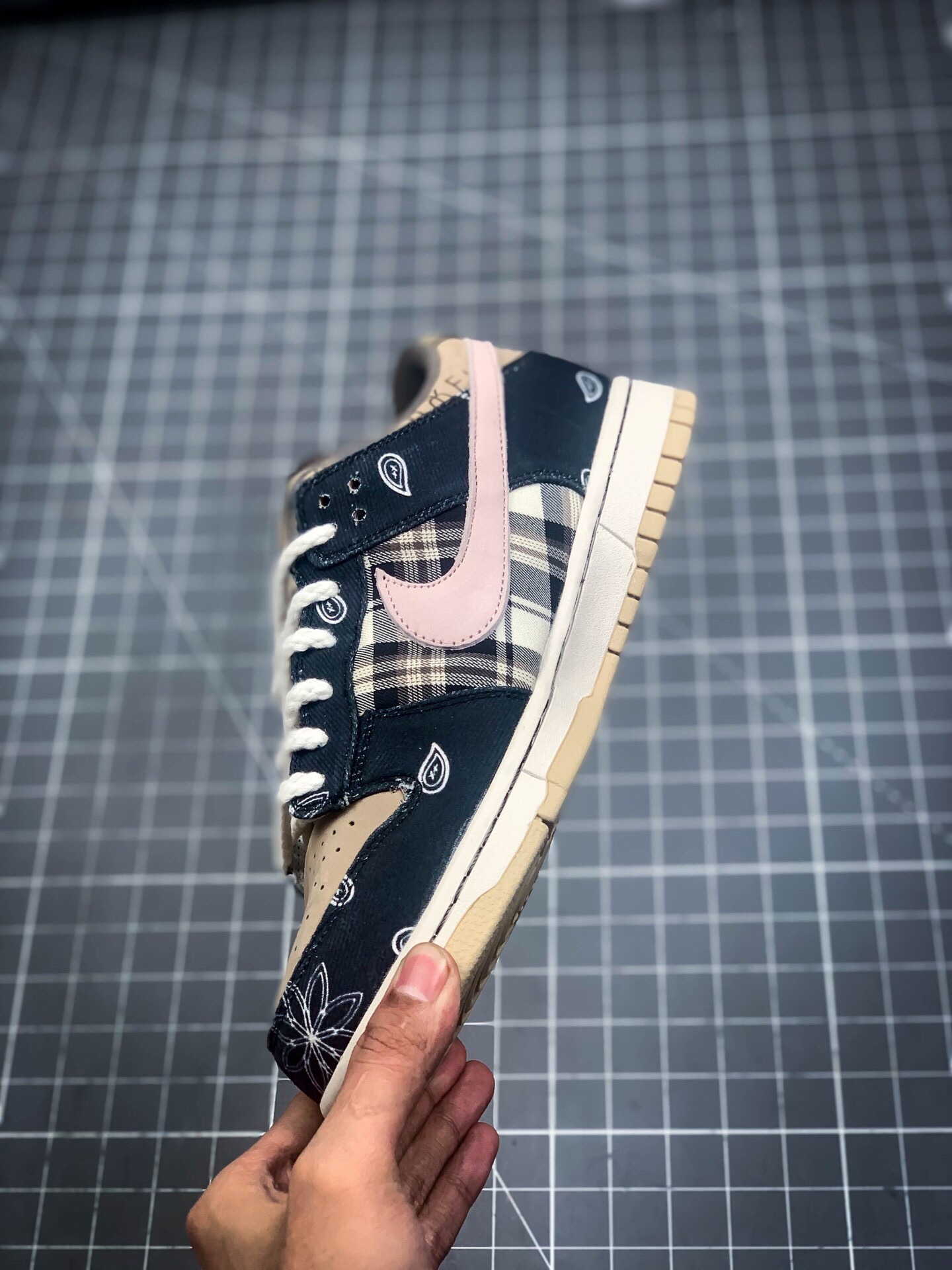 from NIKE 320sb travis scott × sb dunk