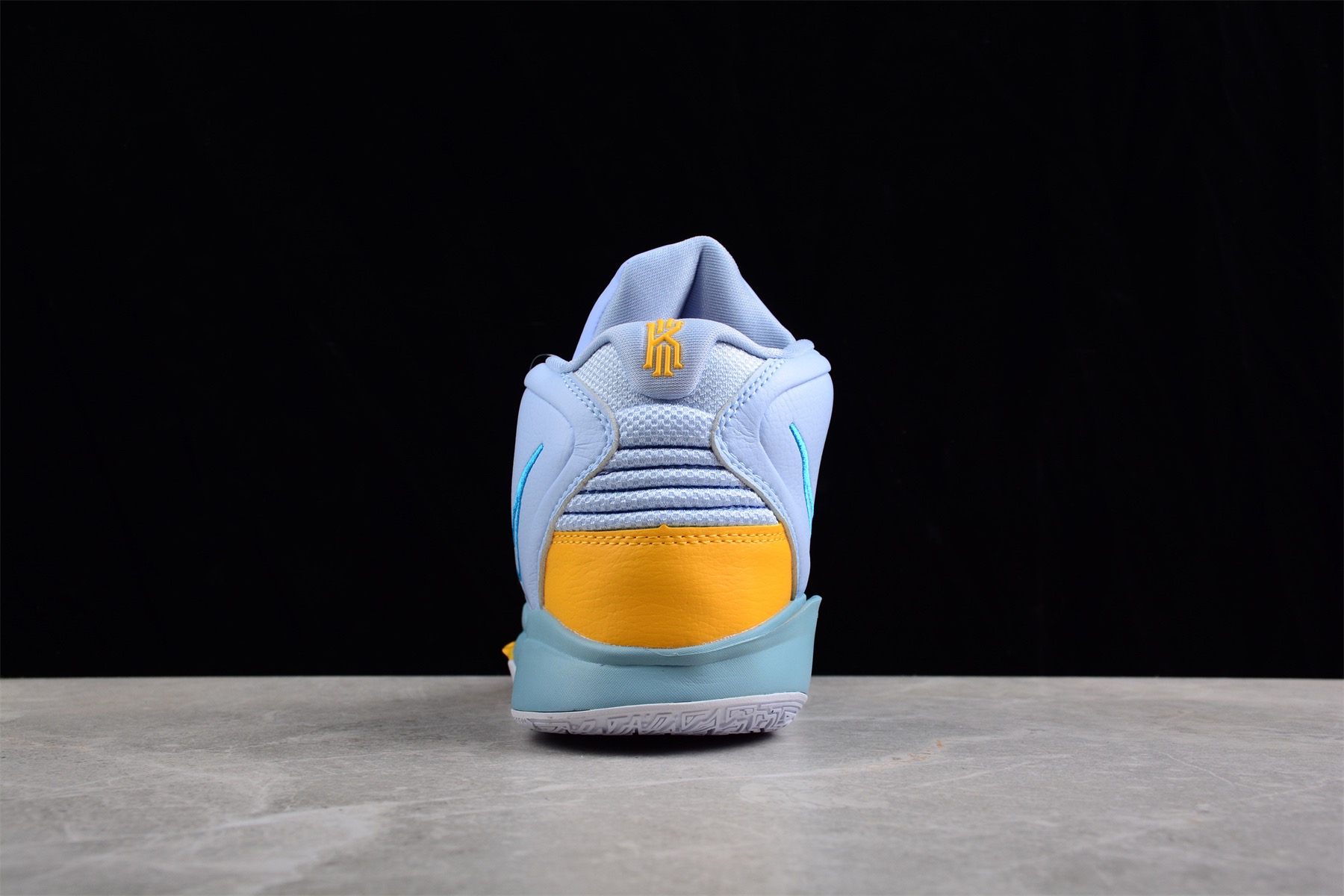 NIKE Kyrie 8 infinity