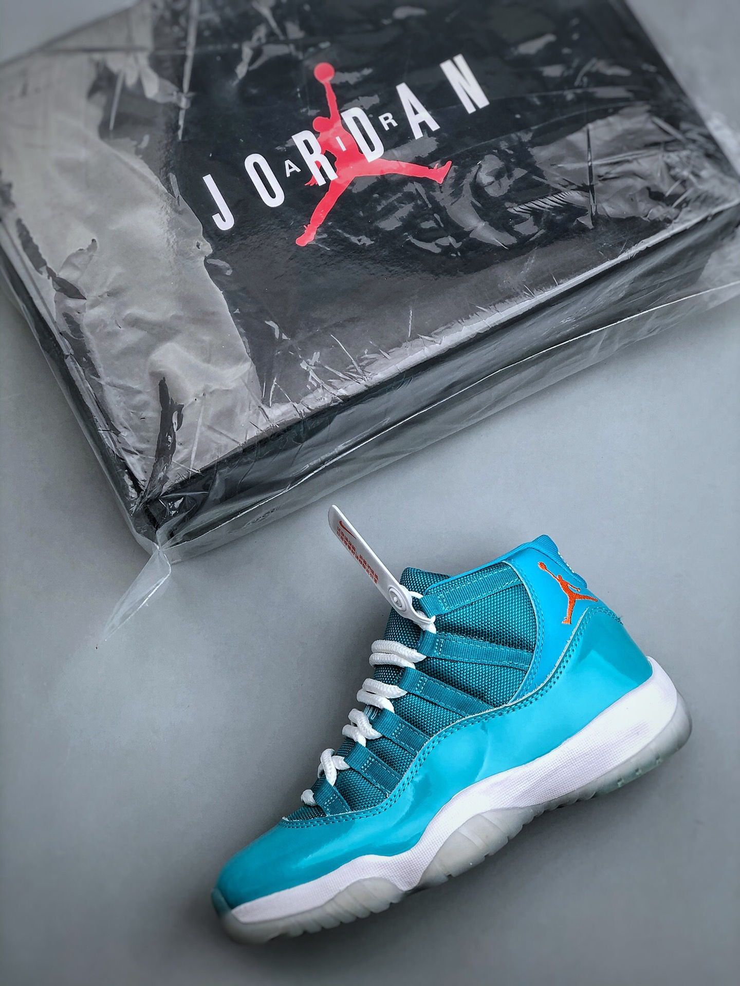 Air Jordan 11 retro south coast at7802-116 ()