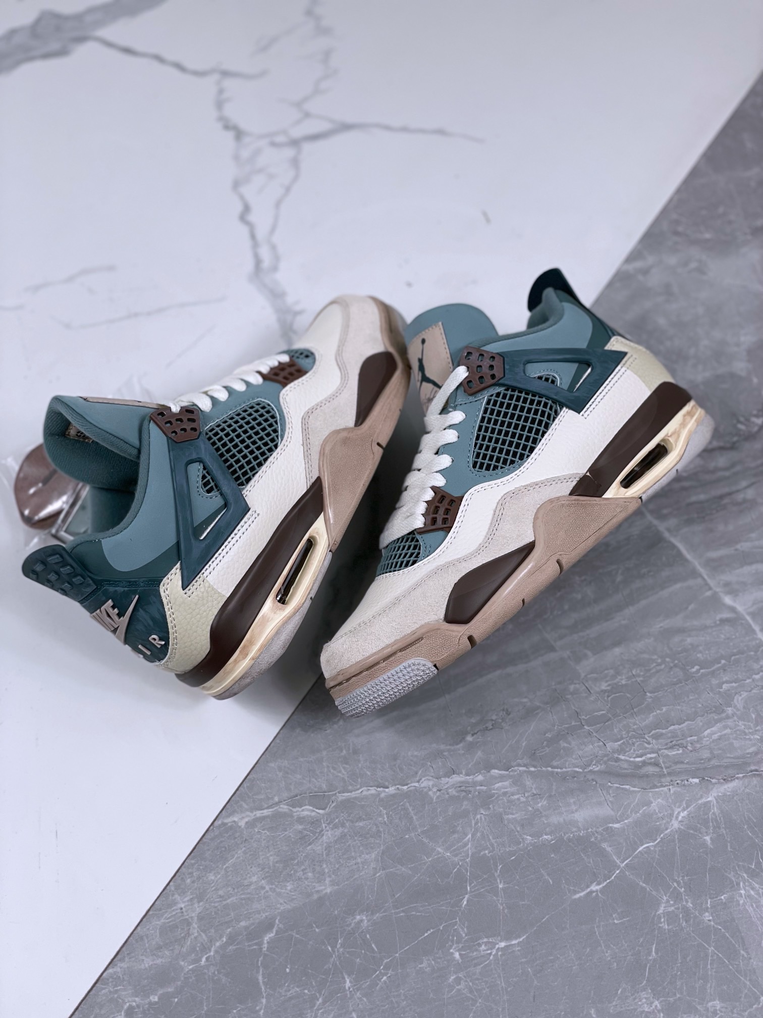 NIKE Air Jordan 4