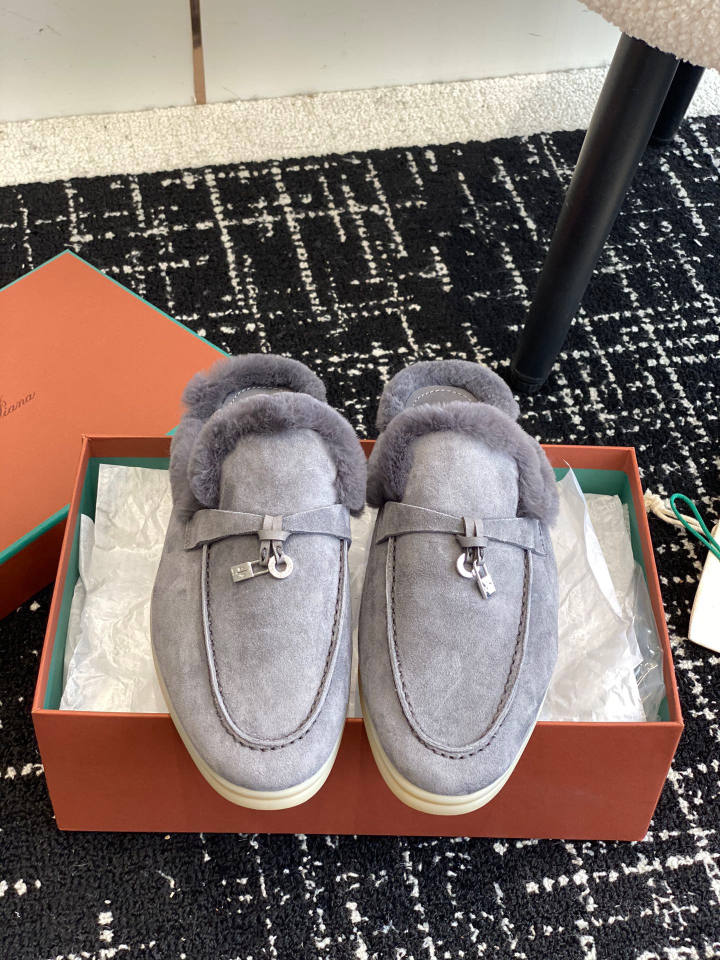 Women L*oro P*iana Top Loafer ()