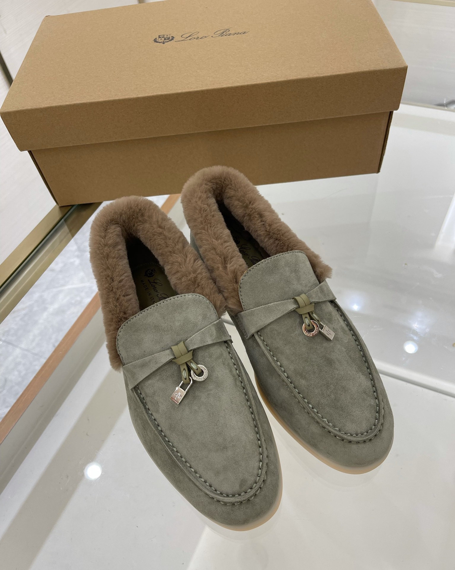 Women L*oro P*iana Top Loafer ()