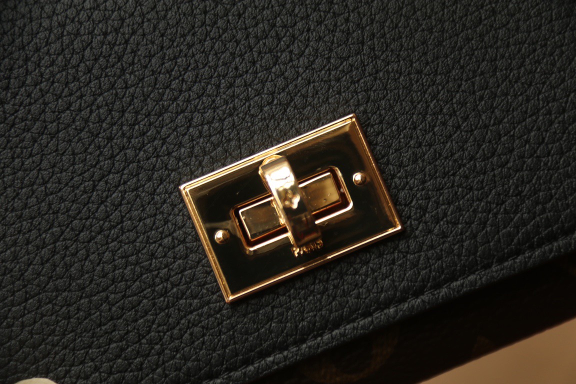 *ouis V*uitton Top Bag