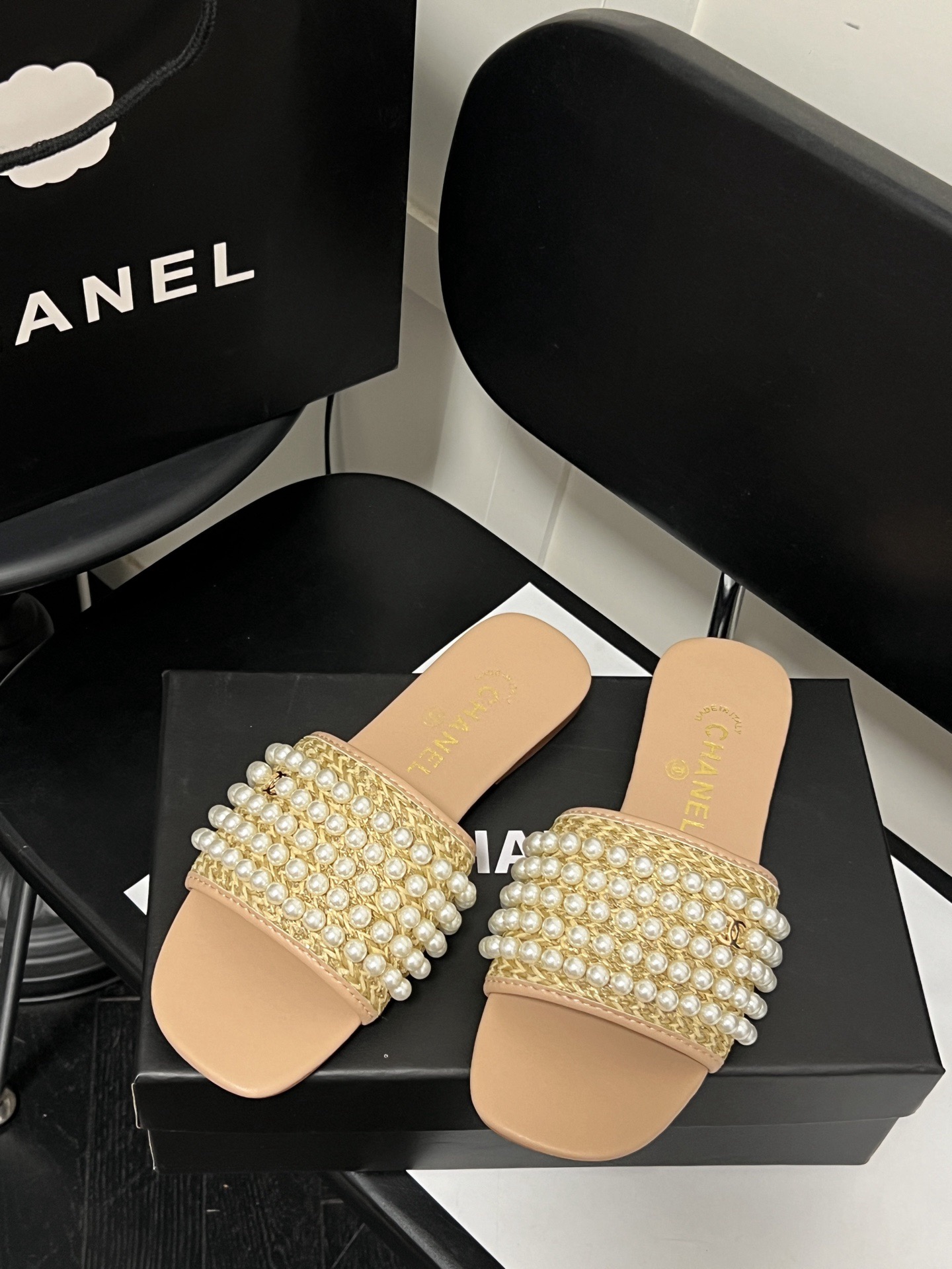 Women Top Quality C*hanel shoes