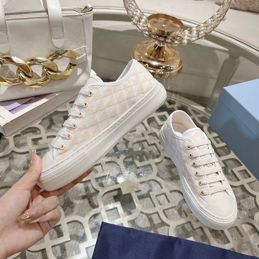 Women Top Quality P*rada shoes